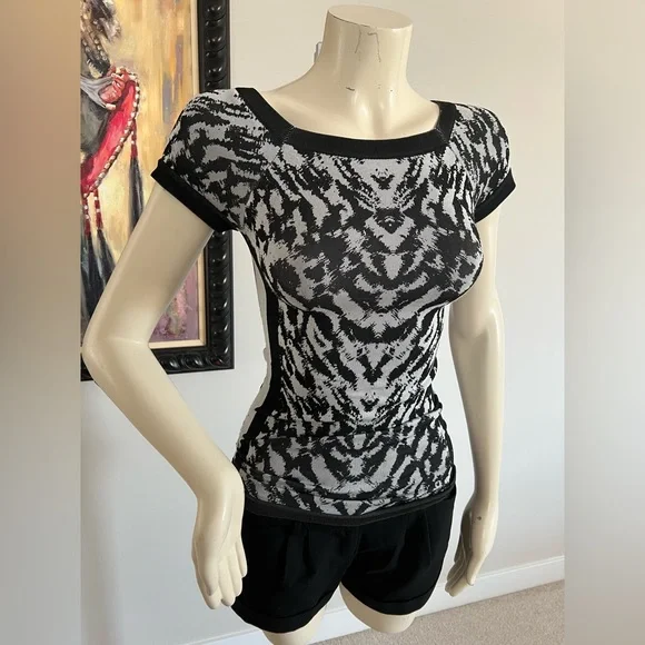 bebe Black & White Knit Patterned Top – Size M (Fits XS–S) - Picture 3 of 9